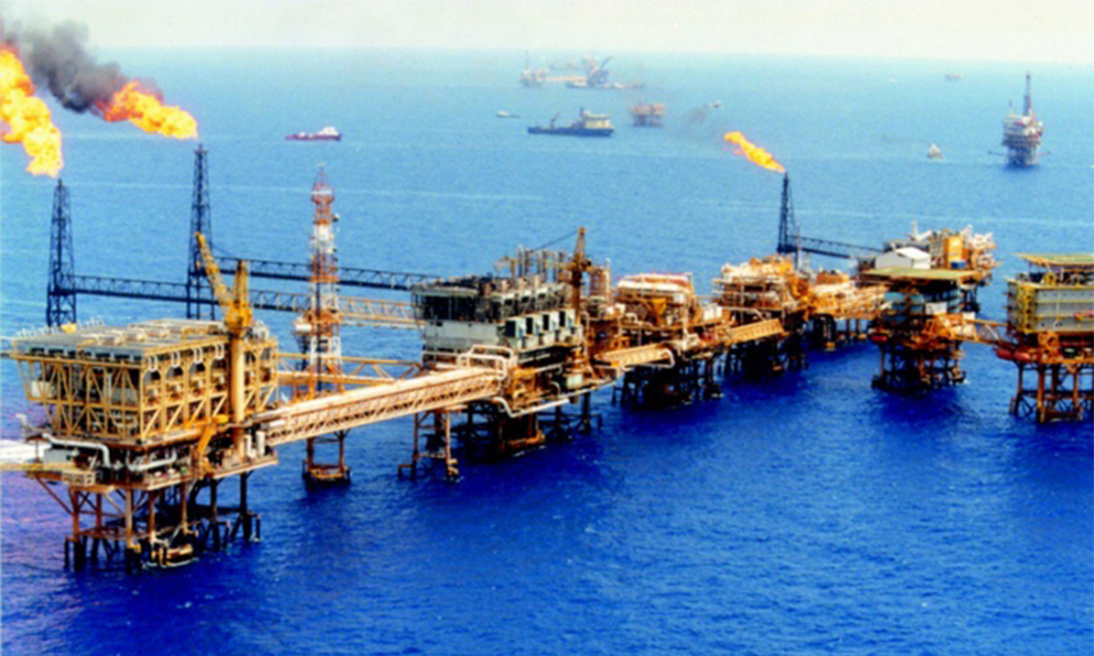 Gobierno busca evitar alza en combustibles por conflicto en Medio Oriente